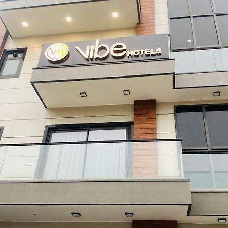 Vibe Hotel Noida Esterno foto