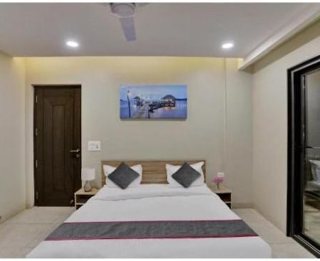 Vibe Hotel Noida Esterno foto