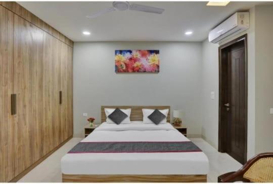 Vibe Hotel Noida Esterno foto
