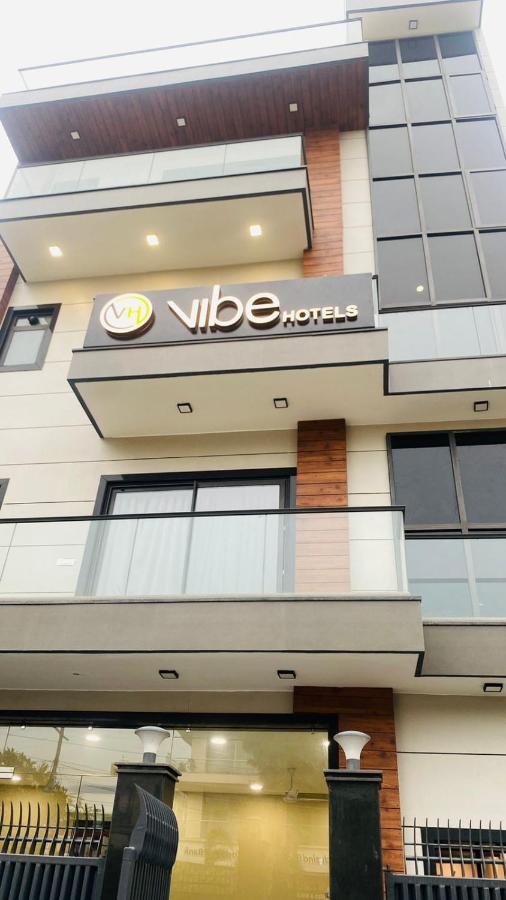 Vibe Hotel Noida Esterno foto