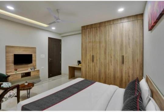 Vibe Hotel Noida Esterno foto