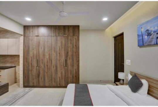Vibe Hotel Noida Esterno foto