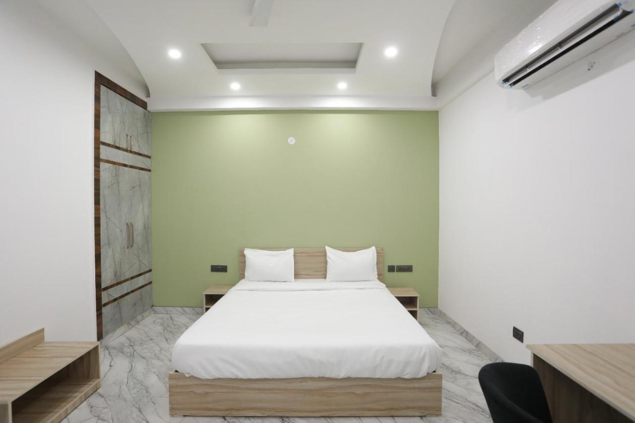 Vibe Hotel Noida Esterno foto