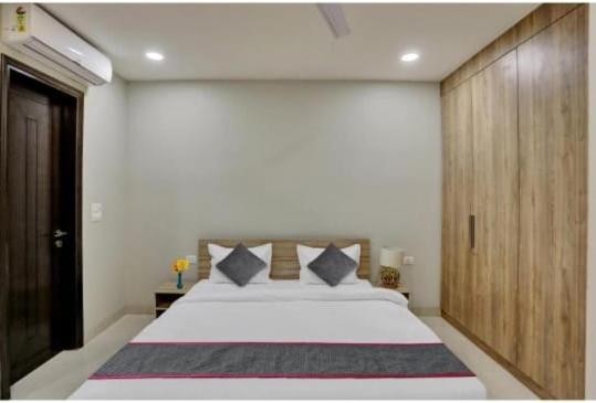 Vibe Hotel Noida Esterno foto