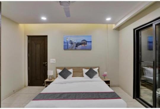 Vibe Hotel Noida Esterno foto