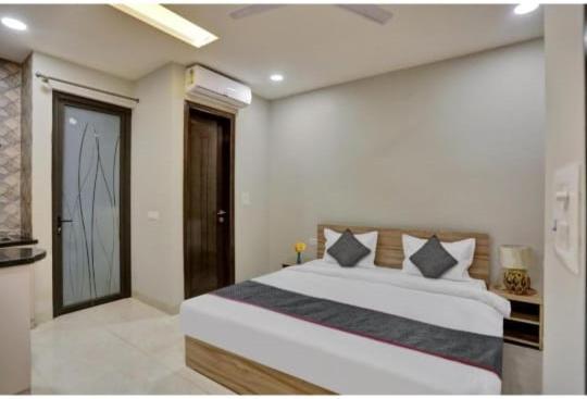 Vibe Hotel Noida Esterno foto