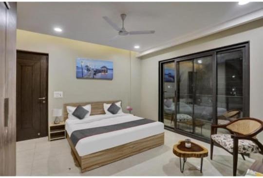 Vibe Hotel Noida Esterno foto